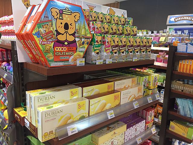 タイ スワンナプーム国際空港 空港のお土産屋さん タイにも日本のお菓子がたくさんあるよ事業開発研究所株式会社