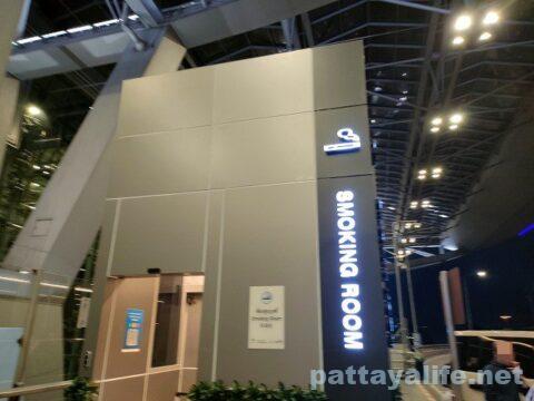 Ryo,เรียวスワンナプーム空港の制限エリア内に喫煙所が復活🚬 あいにくこの日は雨ですが☔ 場所はプライオリティパスで使えるミラクルビジネスラウンジ内です。