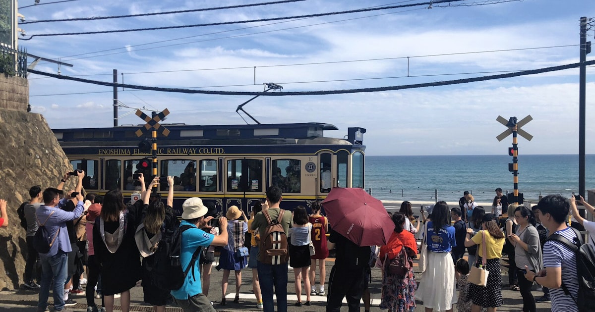 鎌倉高校前駅近くの踏切 アニメ聖地、人気再燃で対応苦慮カナロコ by 神奈川新聞