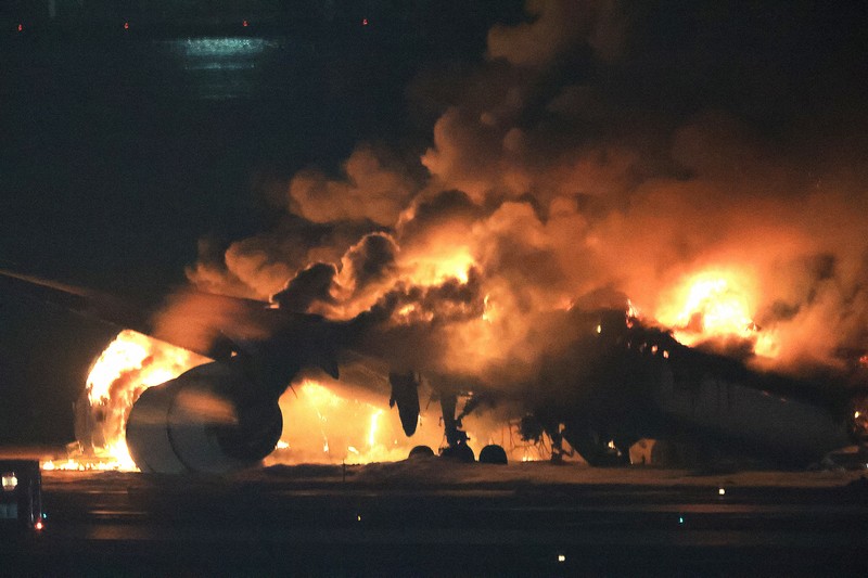 羽田空港で日本航空機が炎上 海保の航空機と接触で火災か写真特集1 23毎日新聞
