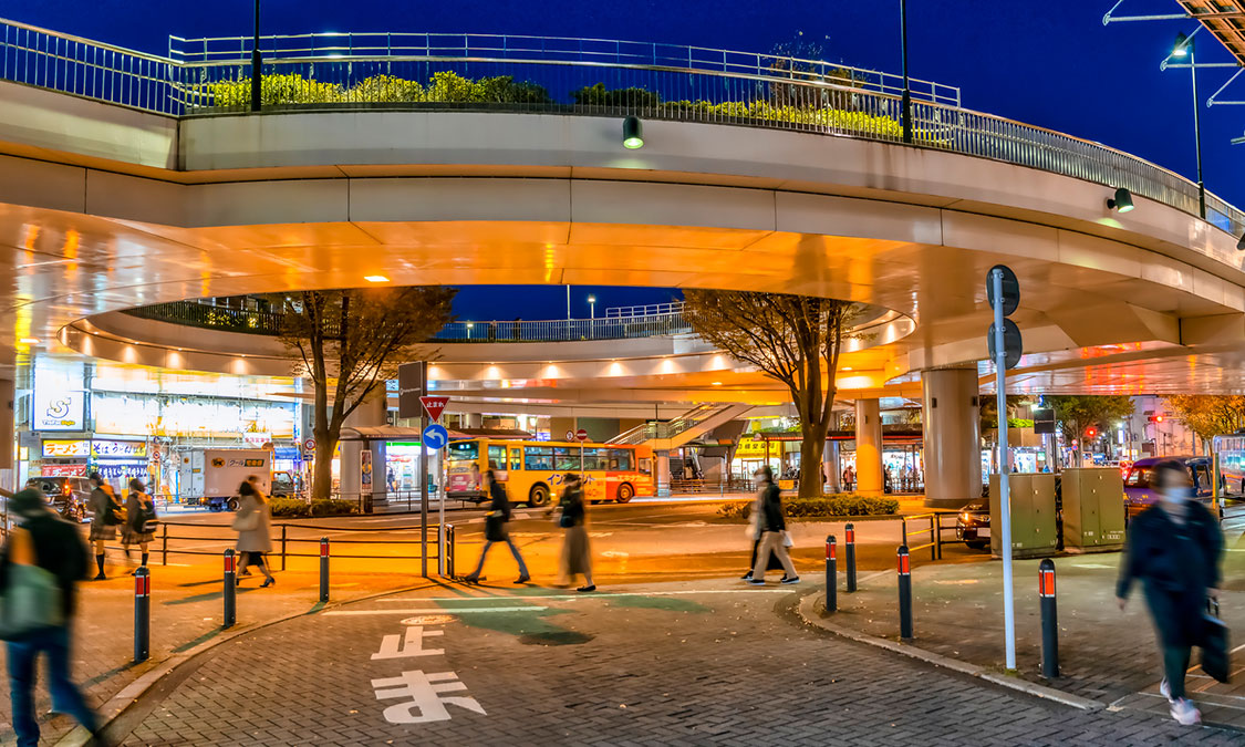 大泉学園駅の北口にある広場、ペデストリアンデッキ上にあります。 – Bilde av