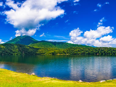 多くの温泉ファンを集める霧島温泉郷をドライブするなら、物産販売所・食事処・観光案内所と足湯までもがあるここが便利！『霧島温泉市場』ロータスタウン－クルマとあなたをつなぐ情報サイト