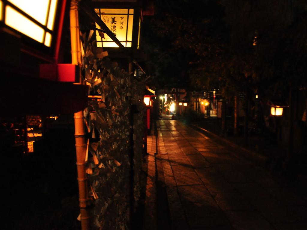 京都らしい風情が感じられるストリート！雨上がりも美しい「祇園 花見小道」夜景FANマガジン
