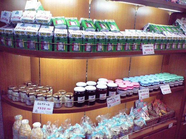 ゼッケンを付けてシープレースをする羊たちのかわいいぬいぐるみができました🐏🐏🐏💦1頭800円 税込 🚩チーズ館売店・ロコロコで好評発売中です♪六甲山牧場羊オリジナルグッズシープレースヒツジぬいぐるみキーホルダーお土産動物ファンシー表情