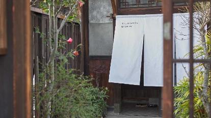 新緑と藤の花が美しい山梨で絶品料理を楽しめるオーベルジュに宿泊1“紬山荘”THE POOH FILES