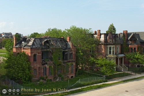 かつて栄華を極めた退廃都市・デトロイトを空撮したティルトシフト・タイムラプス映像「Diehard Detroit」 - DNA