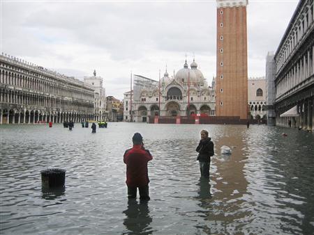 ベネチア サンマルコ広場 水没 ベネツィアの写真素材 -