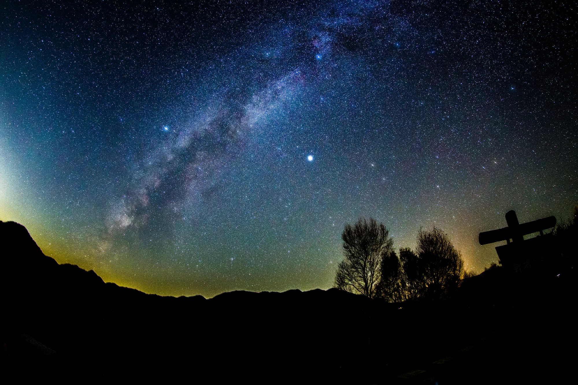 奈良県屈指の星空撮影スポット🌌 こちら奈良県山添村にあるフォレストパーク神野山は、奈良県屈指の星空の撮影スポットとして有名です。名阪国道からのアクセスも容易なため、多くのカメラ愛好家が集まります📸 光害がほとんどなく自然が多い場所だからこそ、満点の星空