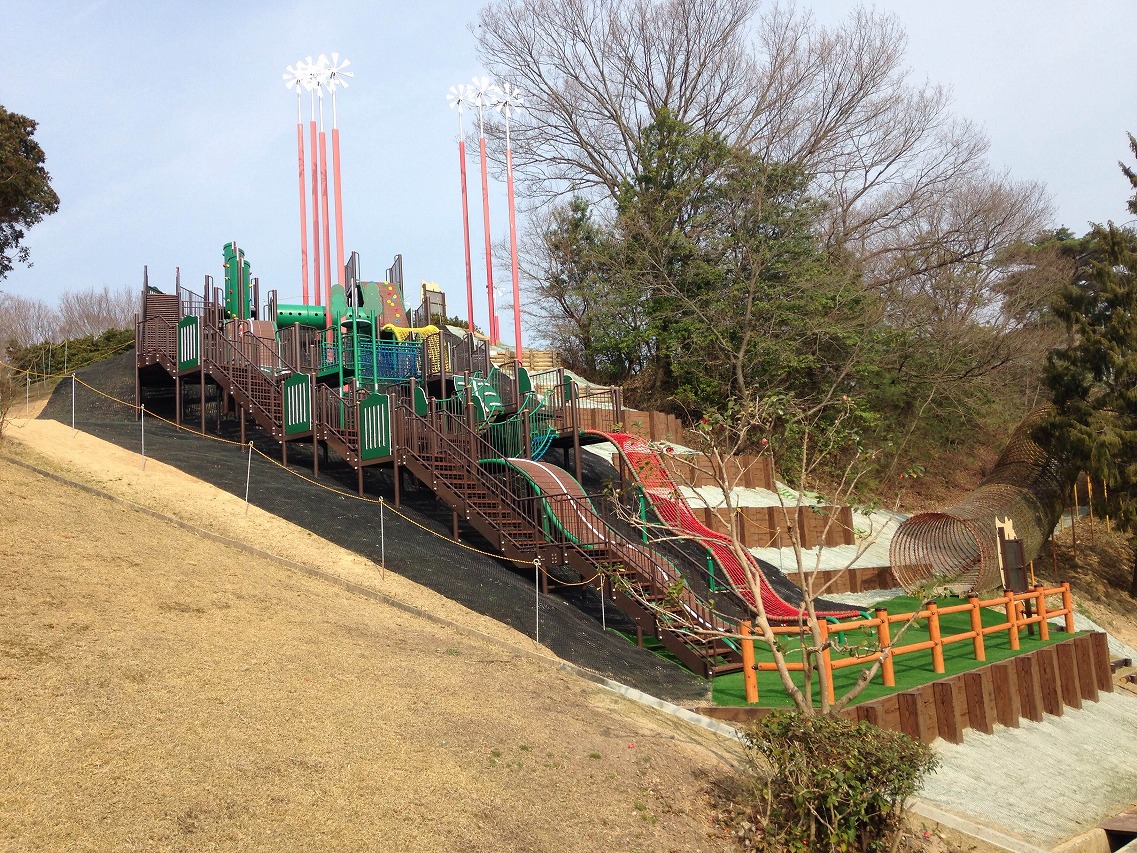 丹波並木道中央公園に恐竜遊具が完成！ 市長日記R4.3.31丹波篠山市