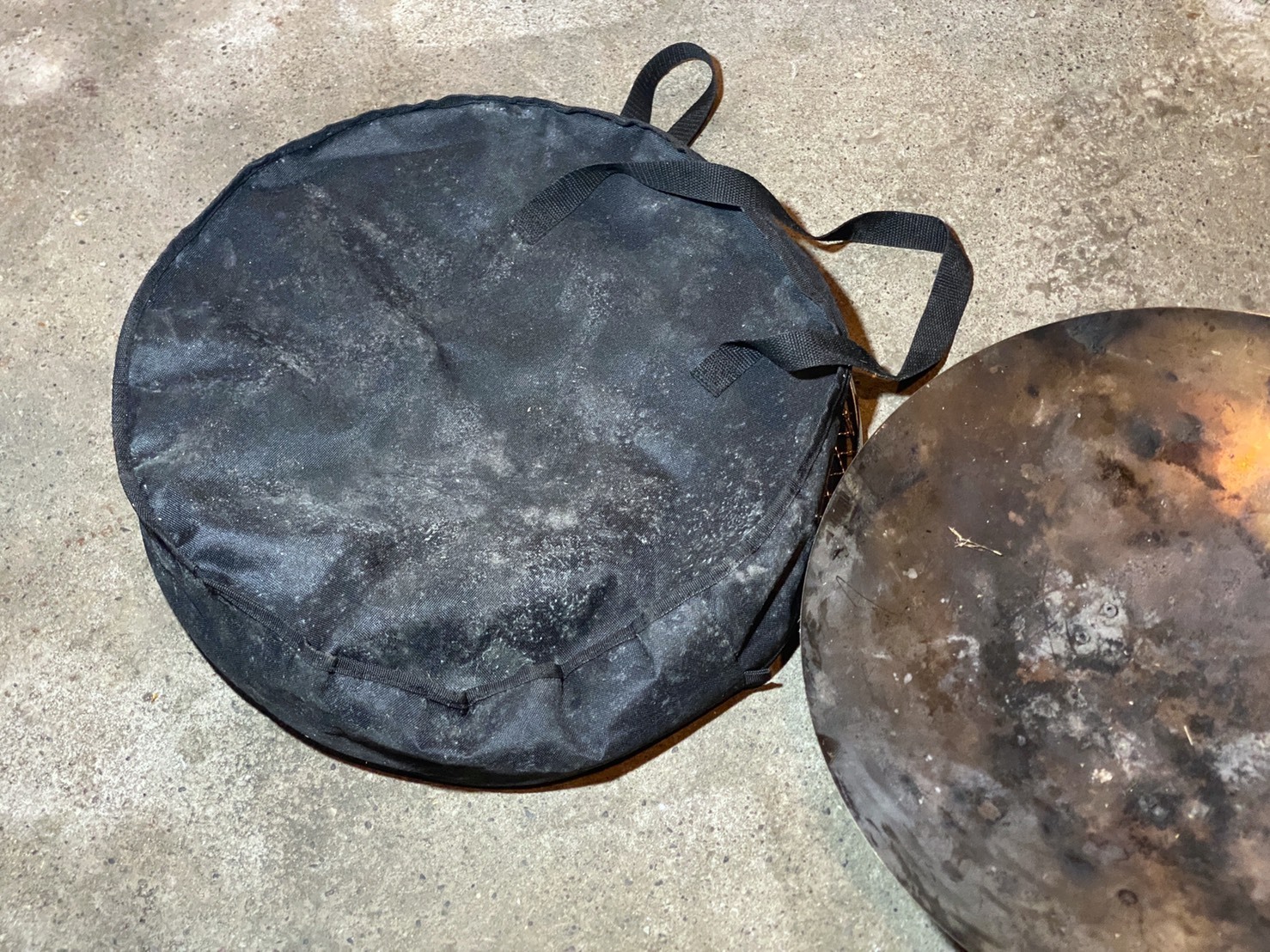 我が家は庭に物置置いて、キャンプギアやテントを保管しています。TCテントもあるので、湿気対策は欠かせません。 定期的 週1以上 晴れの日に物置開放して換気除湿剤も大量に入れて、テント収納袋もにも入れとります