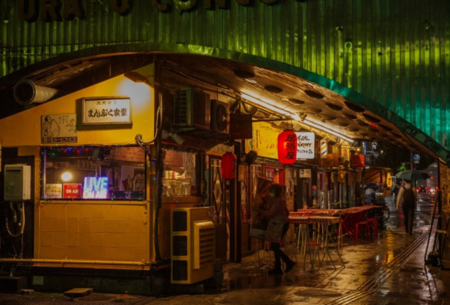 銀座 ちょっと裏道 ガード下は賑やか: