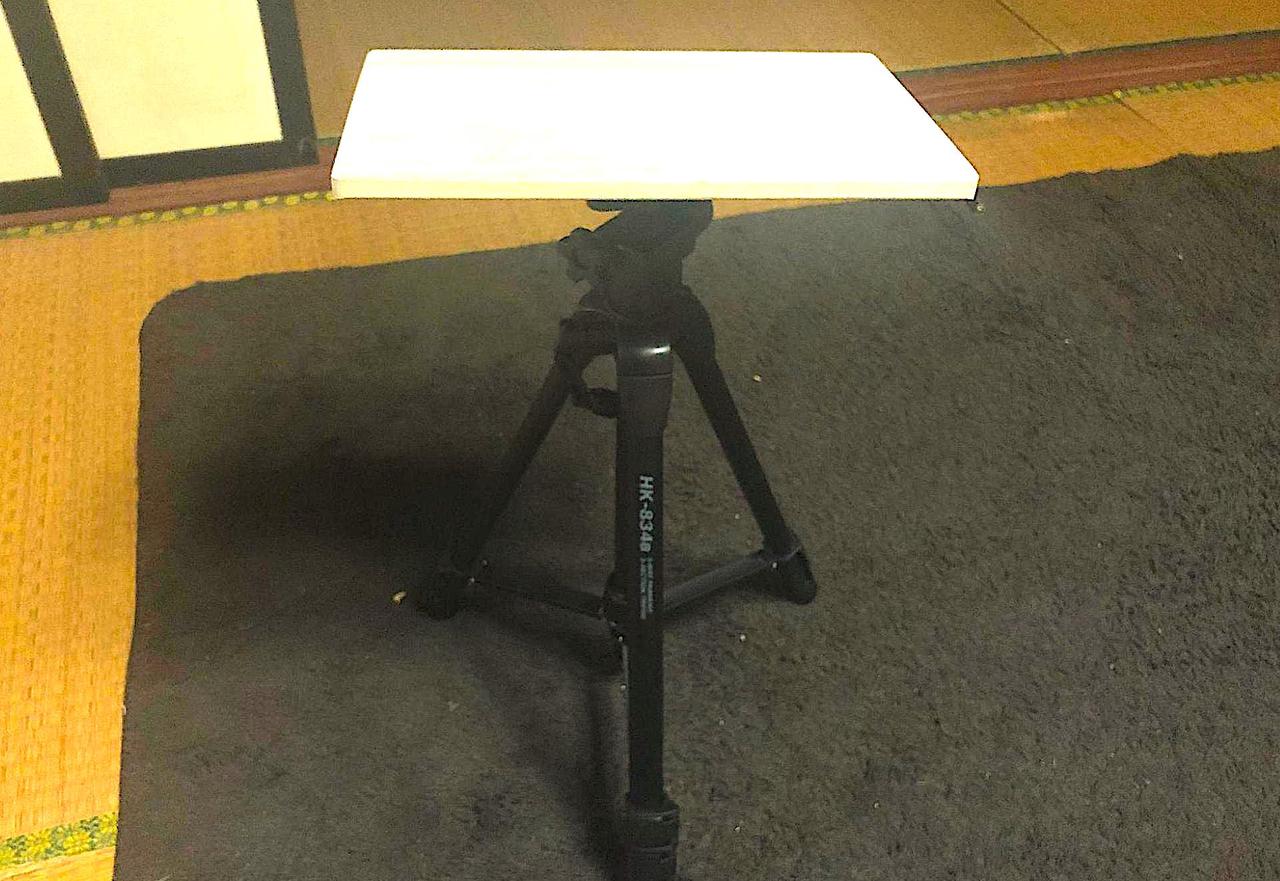 Amazon三脚テーブル ソロキャンプ必需 カメラ三脚に取り付けるアウトドアテーブルノーブランド品三脚