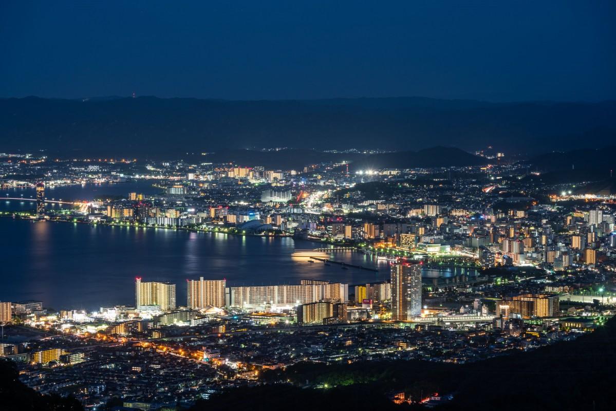 滋賀県、大津港の夜景です。高い建物は大津プリンスホテルです。不思議なもので、このようにリフレクションしてない日もあります。何が理由かはまだ分かりません。風景風景写真夜景夜景ら部夜景スポット夜景好き夜景好きな人と繋がりたいミラーレス滋賀
