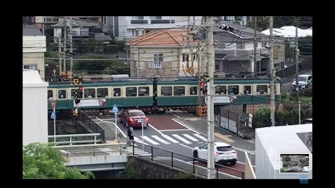 七里ヶ浜の踏切」 早朝の七里ヶ浜を走る江ノ電。 旧型はやはり趣がある。 水平線の奥にある大島もまた、趣深い。