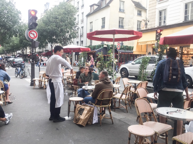 触らない、近づかない。パリの最新カフェ事情 - パケトラ世界各国で暮らすライターがお届けする、ビジネスアイデア情報。ビジネスのヒントや閃きのきっかけに