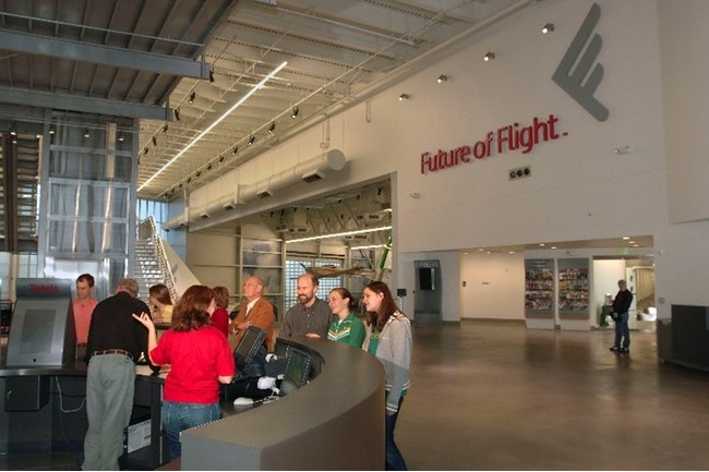 シアトル ボーイング工場を空から眺める - YouTube