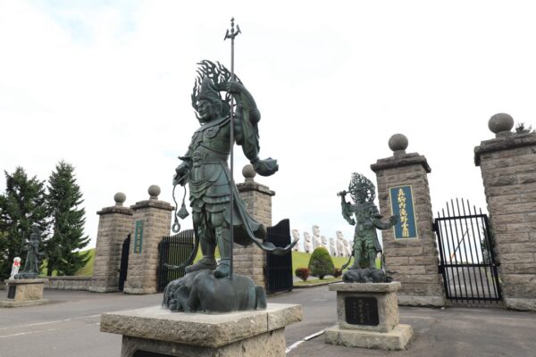 でっかいどうを体感できるフォトジェニックなスポット「真駒内滝野霊園」で、ラベンダーアイスを - ミッシュハウス株式会社