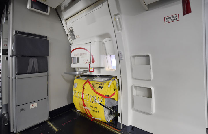 飛行機のドアの正式名称って何？それぞれの使用用途やオープン・クローズの操作方法を現役GHが教えます！元グランドスタッフ GS で現役グランドハンドリングスタッフ GH