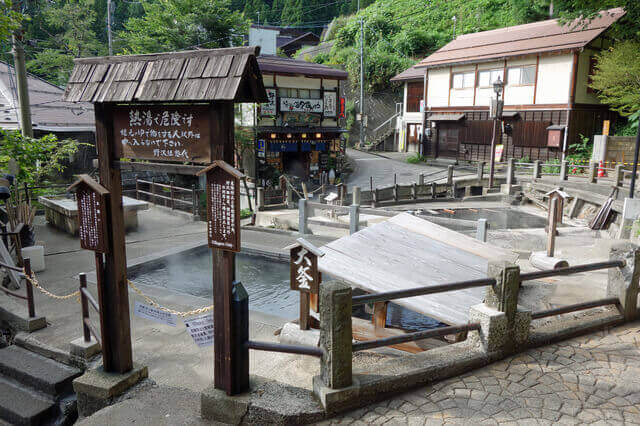 野沢温泉 村内の温泉ご紹介♨️ 野沢温泉といえば、湯めぐりが楽しい「外湯」や、ゆったり過ごせる「ふるさとの湯」「スパリーナ」など、魅力いっぱいの温泉があります。◯外湯には専用駐車場がありません。 お車の方は「日帰り駐車場」のご利用をお願いします。 日帰り