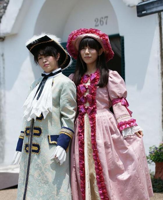 小牧市立桃ヶ丘小学校学校日記５年生：校外学習「リトルワールド」〜民族衣装体験その２