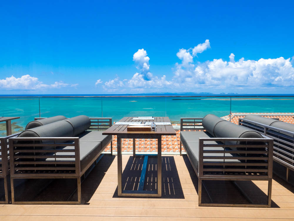 沖縄の絶景🌊とともに、贅沢な海鮮ランチはいかがですか？🦀🍴