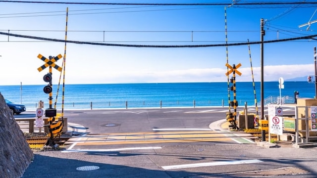 七里ヶ浜の踏切」 早朝の七里ヶ浜を走る江ノ電。 旧型はやはり趣がある。 水平線の奥にある大島もまた、趣深い。 ——————