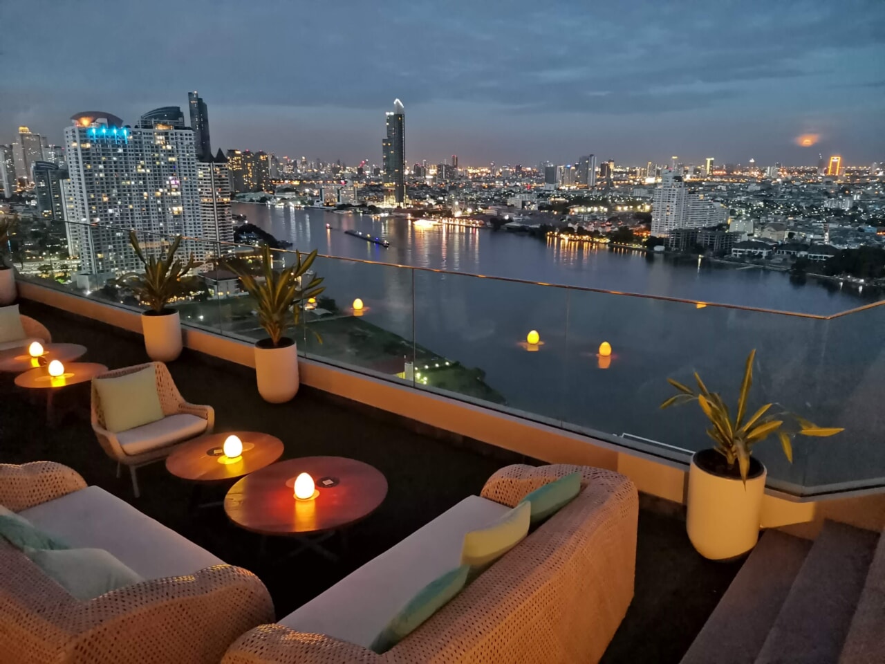 バンコク王宮近く！リバーサイドの海軍レストラン Khun Kung