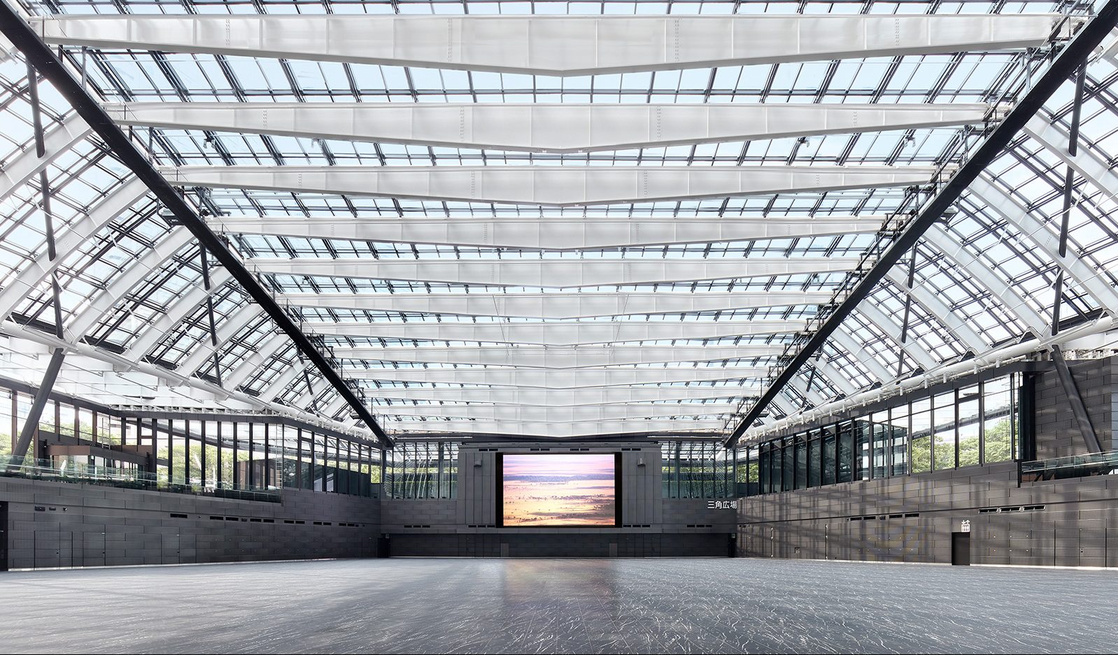 西新宿の全天候型イベント会場新宿住友ビル三角広場