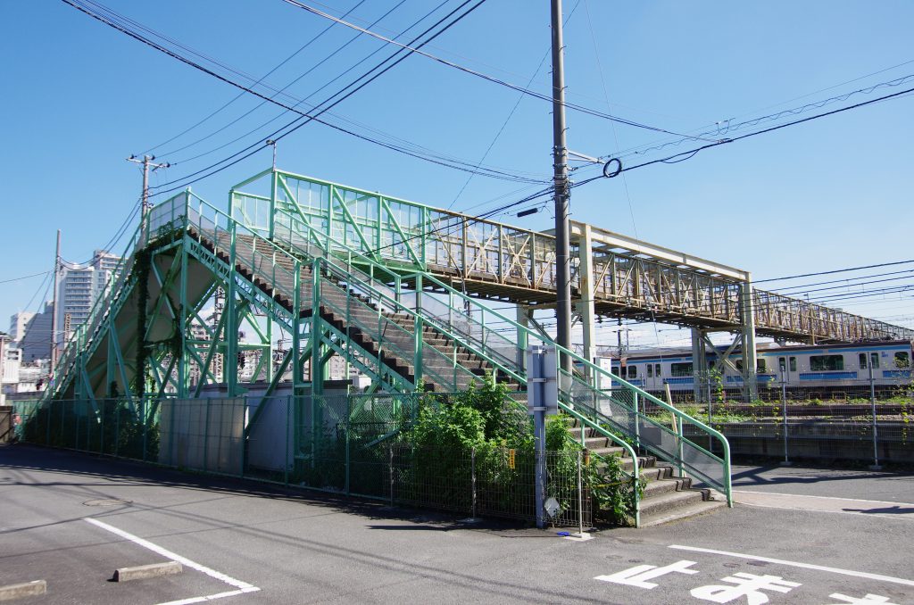 太宰治にもゆかりのある陸橋・三鷹跨線橋。1929年からの歴史がある三鷹跨線人道橋も撤去が決定しました。ここから見る夕焼け空も、あと何度見られるのだろうか三鷹跨線橋三鷹跨線人道橋三鷹車庫跨線橋
