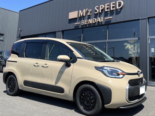 ウッディ強調!? なトヨタ新型「シエンタ」アウトドア仕様初公開！ 車中泊にも最適な華やかスタイル!? 3つのカスタム仕様とはくるまのニュース