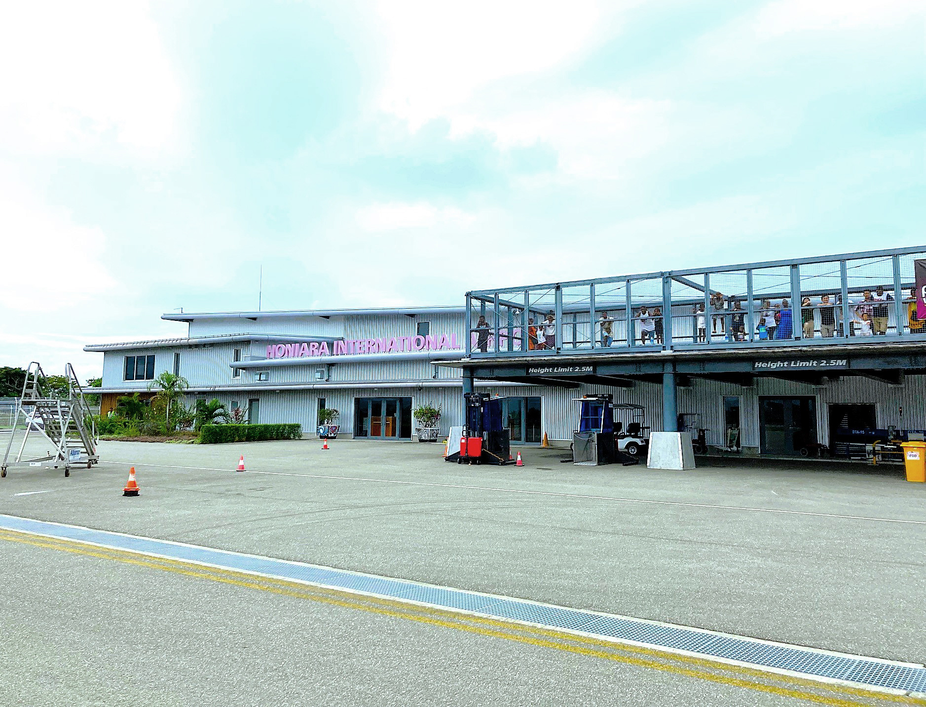 ✈️ホニアラに着きました！ ぜんぶで12時間の飛行機に乗って、 ソロモン諸島の首都ホニアラに着きました。 とても暑いですが、空気はカラッとしています。空港にエアコンはありません。 でも、思ったより平気でした。