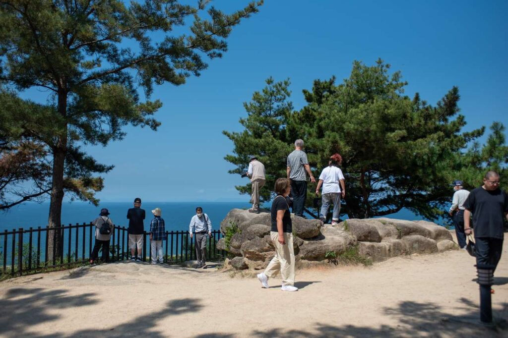銭形砂絵 寛永通宝観音寺でどこを観光するかと言われればまずは「寛永通宝」となるくらいの観光スポットです。有明浜の松原に描かれたこの大きな砂絵ですが、東西122m、南北90m、周囲345mもあって、面白いのは真ん丸じゃないこと。 この楕円が琴弾公園内の山頂