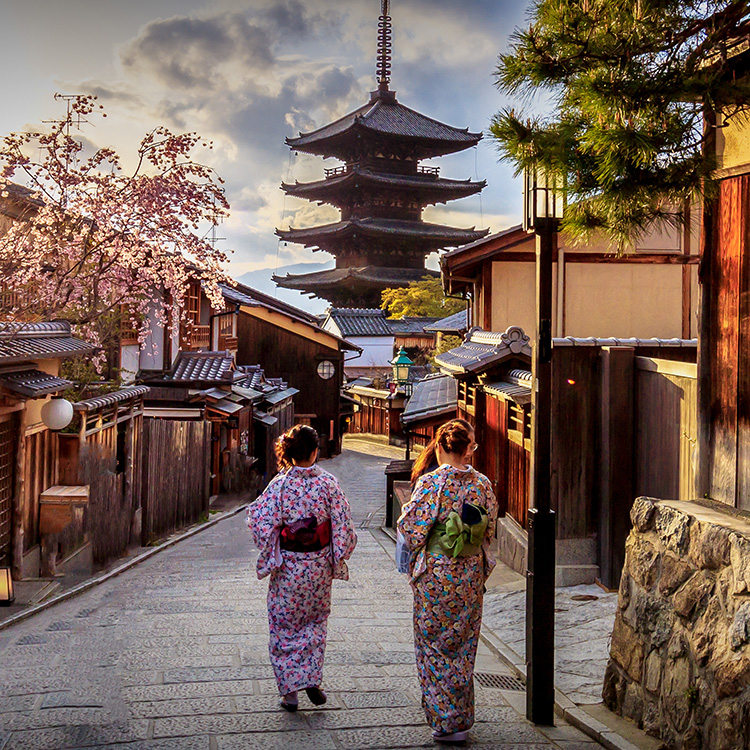 情緒あふれる参道を、キモノでおさんぽ！京都らしいコト総ざらいの女子旅プランるるぶ&more