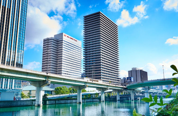 大阪・中之島の福島港 ほたるまち港 で12月9日、巨大なアヒル「ラバー・ダック」が登場するイベント「中之島ウエスト・ラバー・ダック2022」ラバーダック観光大阪