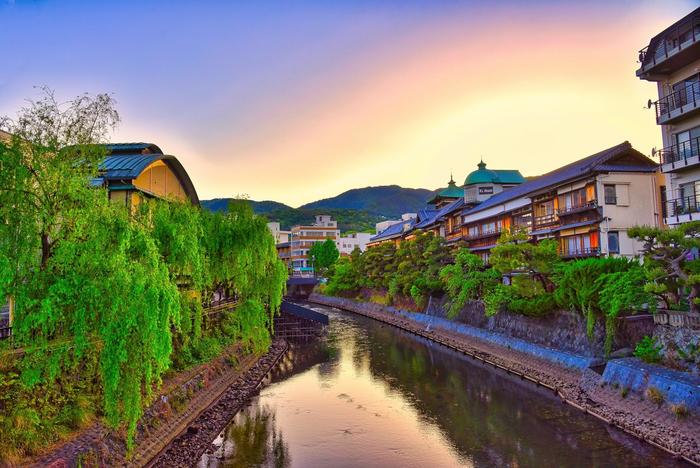 温泉街で食べ歩き！街歩きが楽しい有名な温泉街を浴衣で散策、外湯めぐりびゅうトラベル JR東日本