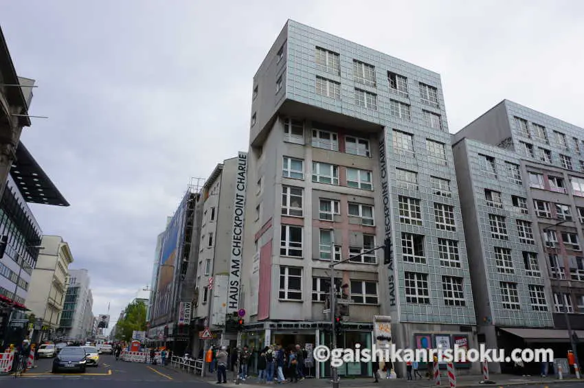 チェックポイント チャーリー - ベルリンのおすすめ観光地・名所現地を知り尽くしたガイドによる口コミ情報 トラベルコ