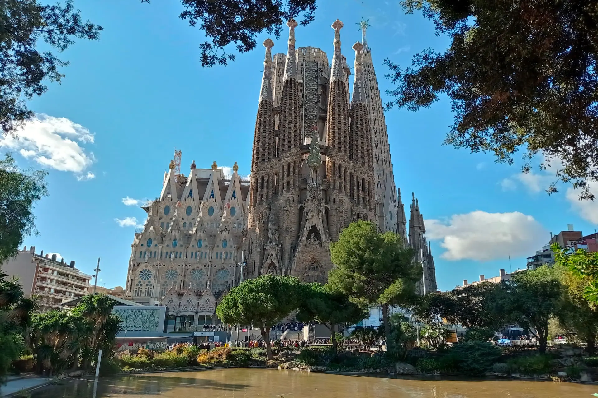 Sagrada Familia 100年以上も建築中のサグラダファミリア 来年完成予定なので、その前にどうしても見たかった