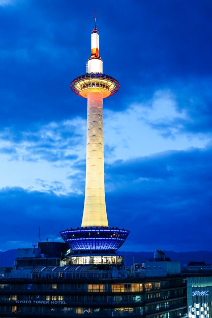 京都で贅沢な秋の夜を満喫しませんか。京都の厳選秋のライトアップ名所をご紹介します。caedeKyoto カエデ京都紅葉と伝統美を引き継ぐバッグ