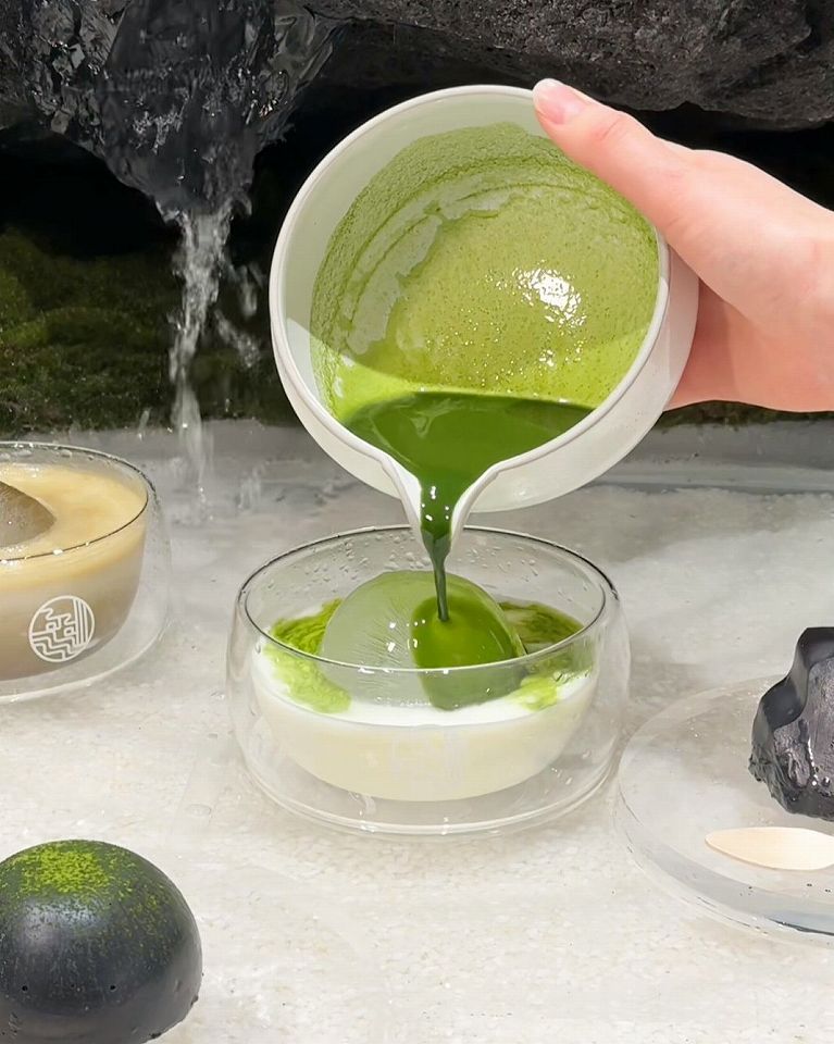 ナオヤ🏄‍♂️🌊 福岡・九州・海外旅行福岡に本日NEW OPEN!!🎉 水のテーブルに浮かぶ魔法のようなお洒落カフェ☕️この投稿が気になったら保存してね!! 後から見返せるよ🤞