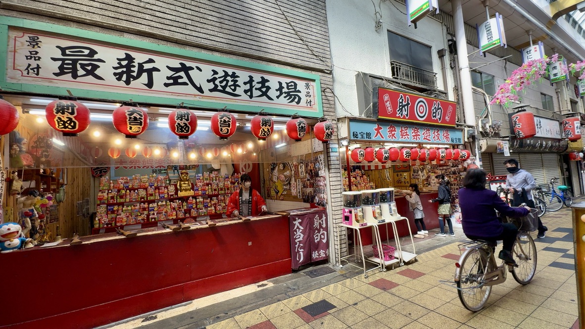 大阪の玄関口、通天閣本通商店街の魅力を探るオーサカレッド