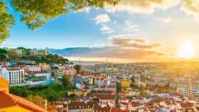 リスボンのコメルシオ広場。大晦日にはカウントダウンのイベントが行われ、0時になると花火が打ち上がります🎆 リスボンポルトガル花火