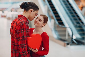 日本アニメーション創業50周年記念丸ビルエスカレーターに日本アニメーションのキャラクターが大集合！9月25日 木 よりアニバーサリー広告の掲出をスタート日本アニメーション株式会社