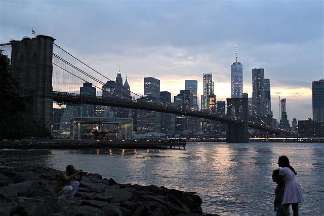 メキシコ海軍士官学校の卒業生を乗せて米ニューヨーク市イースト川に沿って運航中だった大型帆船がブルックリンブリッジとぶつかり、少なくとも22人が負傷した。17日 現地時間 、AP通信など外信によると、同- MK