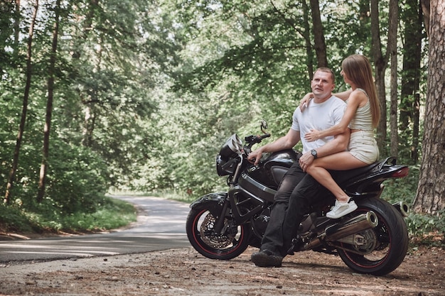 6,700点を超えるバイク カップルのストックフォト、写真、そしてロイヤリティフリーの画像 - iStockバイク