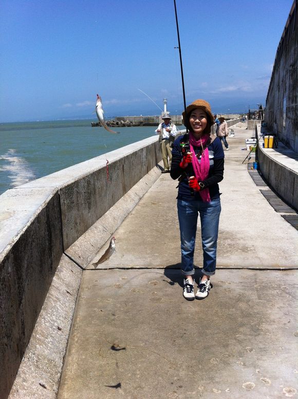 ナチュラルライフゼミ今日もお天気が良く、水橋フィッシャリーナで釣りをしました！ 開始早々沢山のお魚が釣れました。初参加の学生がキジハタを2匹釣り、 他の学生もカワハギやスズメダイ、イワシ、カサゴなど色々な魚を沢山釣りあげていました。 回を重ねるごとに