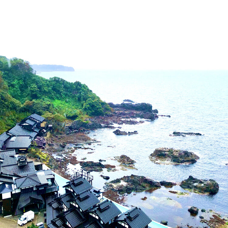 青の洞窟」が石川県にもある!?源義経の伝説が残るパワースポット「珠洲岬」トリドリ