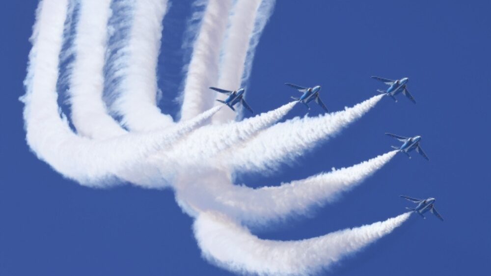ブルーインパルス ３５年ぶり大阪の空を舞う！離着陸やテスト飛行の様子をたっぷり「大阪城」や「太陽の塔」などフライト万博開幕日にパフォーマンス