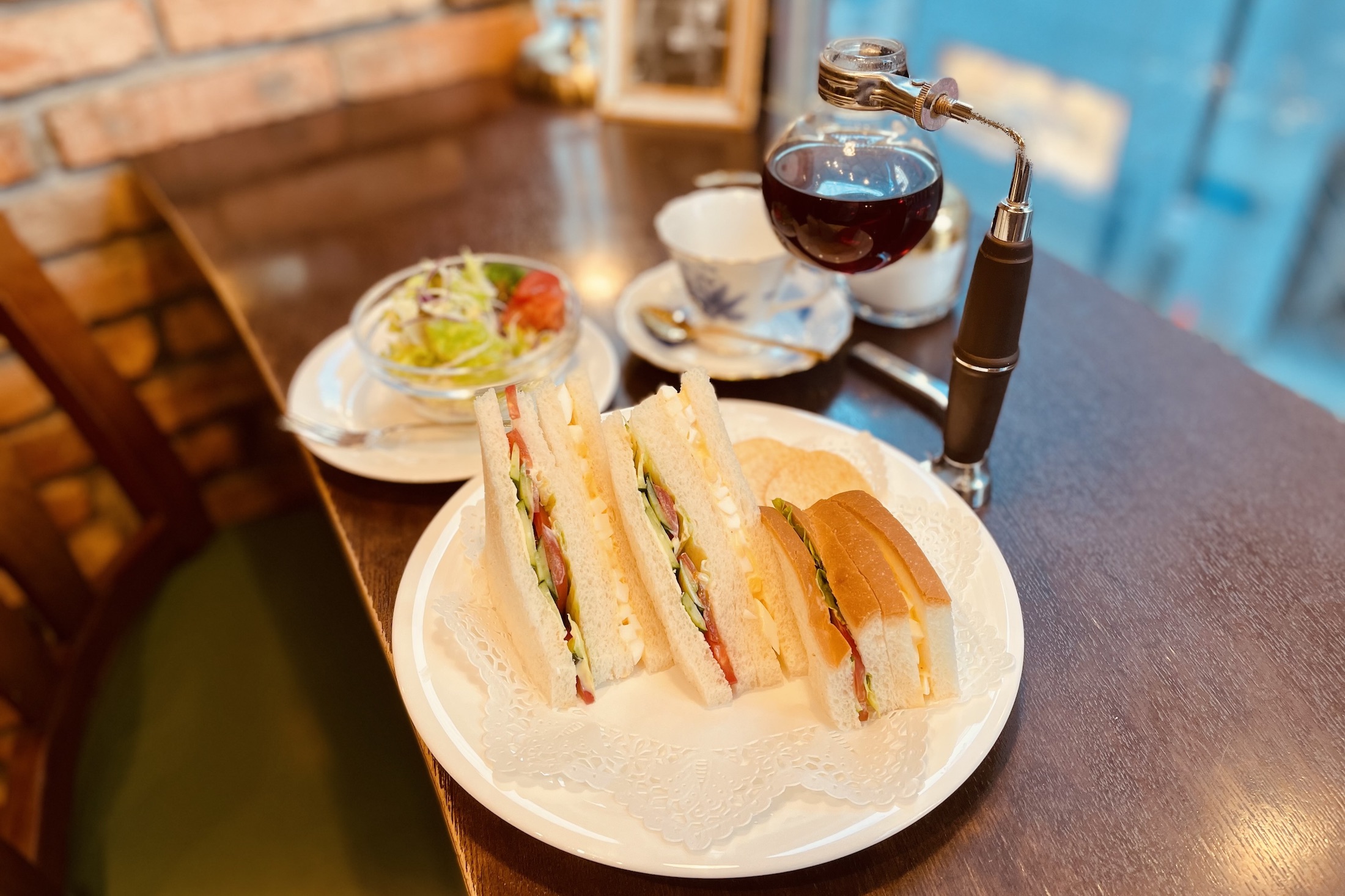 KITTE内にある東京LOBBYは朝7時オープン。朝からビジネスや読書に使える落ち着いたカフェです♪東京早朝カフェ