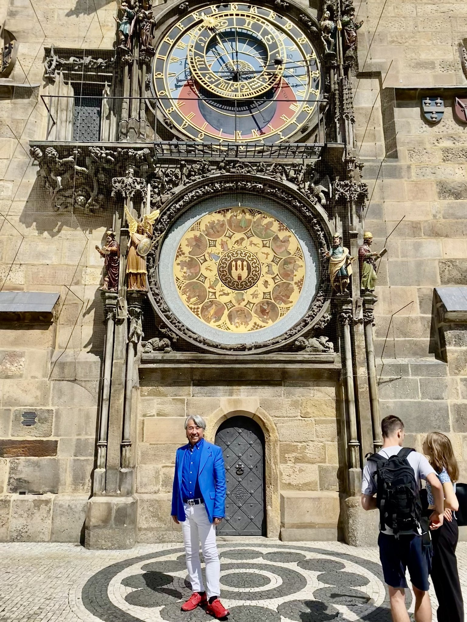 プラハ おみやげは天文時計「どたぐつ」をはいて