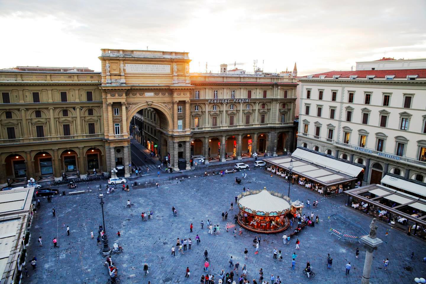 処刑台フィレンツェのレプッブリカ広場 ・ ・ ここは、ワンピースのローグタウンのモデルになった場所 ・